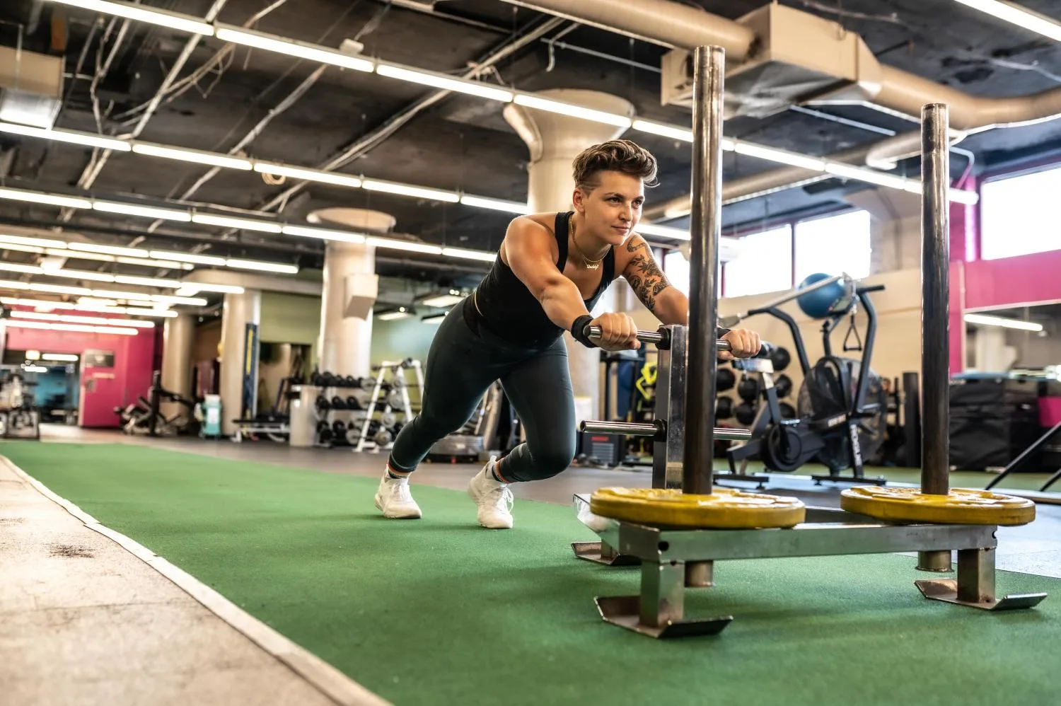 Circle of women learning pregnancy and postpartum training for athletes